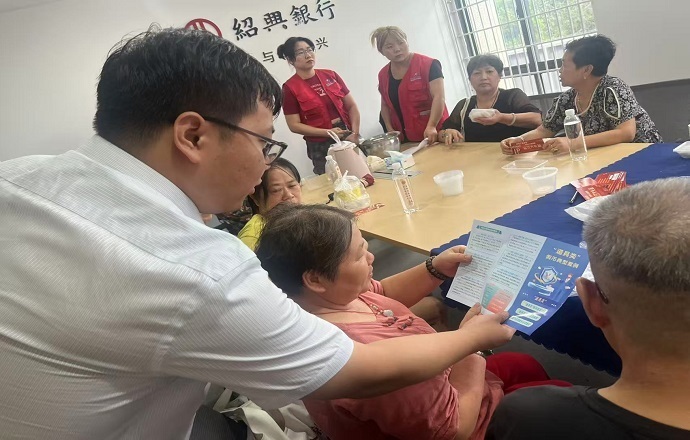 绍兴银行桐乡崇福支行举办中秋沙龙 科普人民币防伪知识-2.jpg