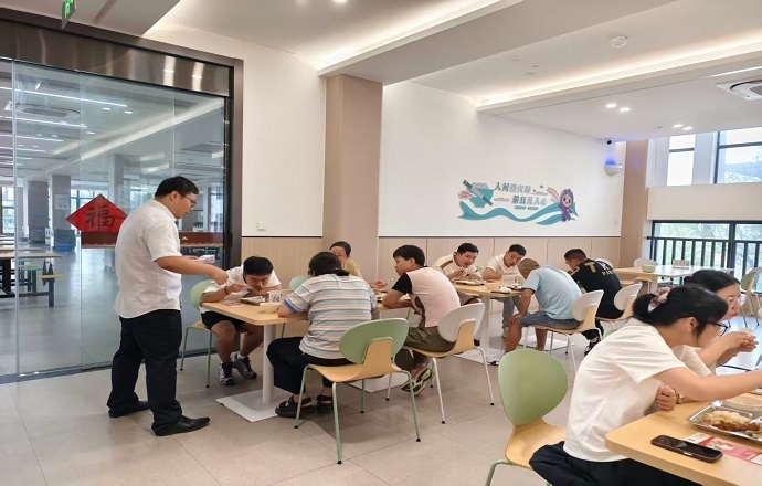 绍兴银行桐乡崇福支行：反诈宣传进学校，筑牢校园安全防线-1.jpg