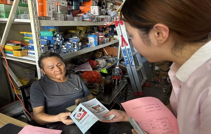 绍兴银行桐乡崇福支行深入乡村开展人民币防伪知识宣传 筑牢金融安全防线.jpg 绍兴银行桐乡崇福支行深入乡村开展人民币防伪知识宣传 筑牢金融安全防线.jpg