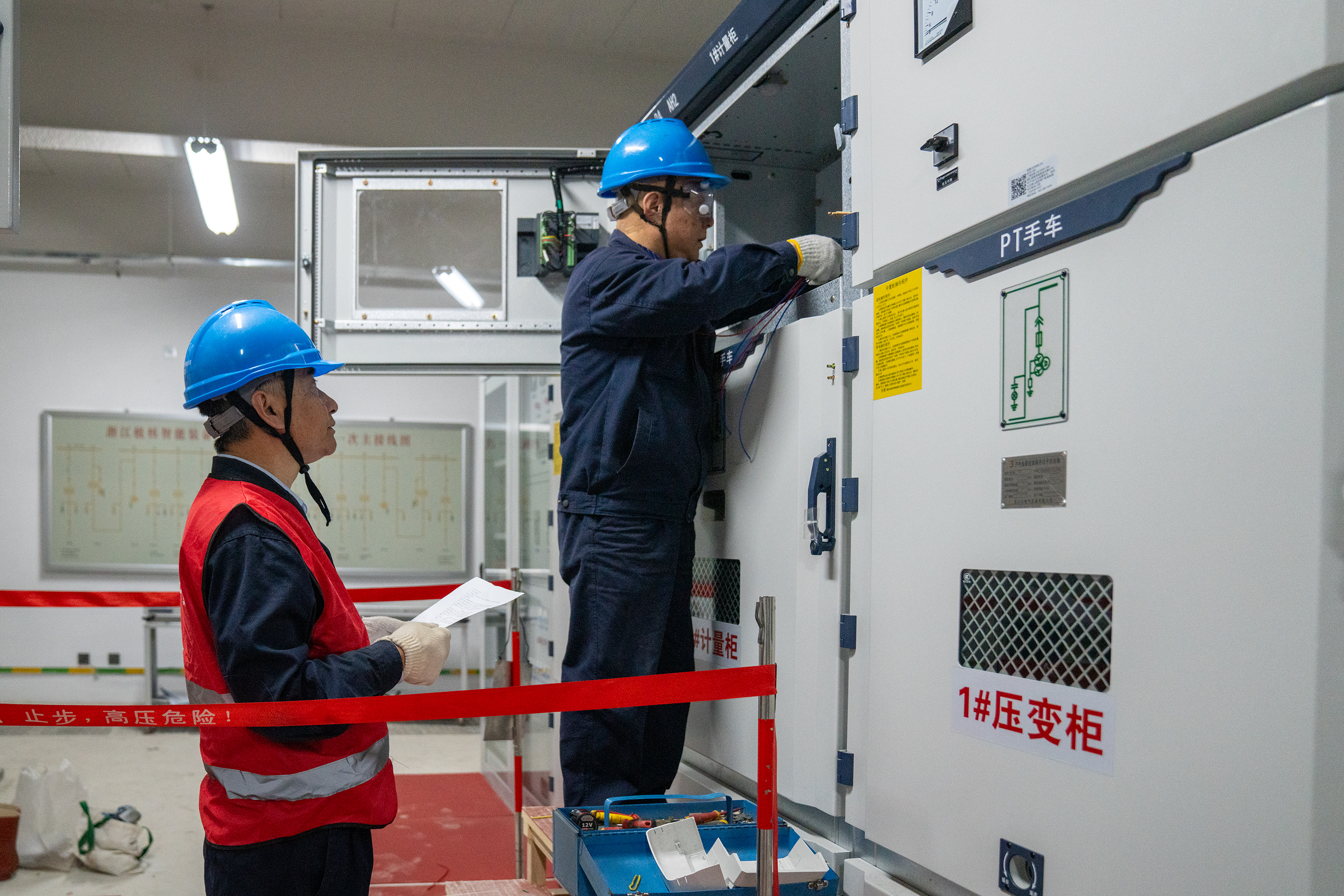4月14日,国网桐乡市供电公司工作人员为春风动力通电,安装计量表 瞿修旺摄(2).jpg